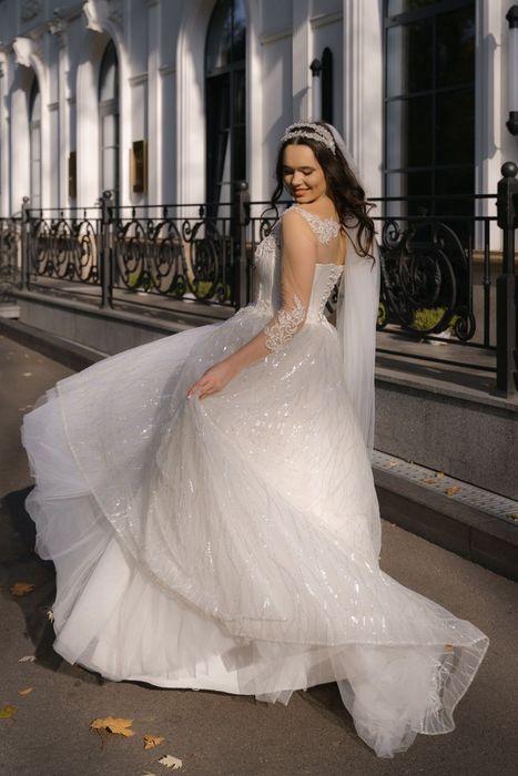 Весільна сукня Laura Style + подарунки: діадема,фата, підю'бник 3 кіль