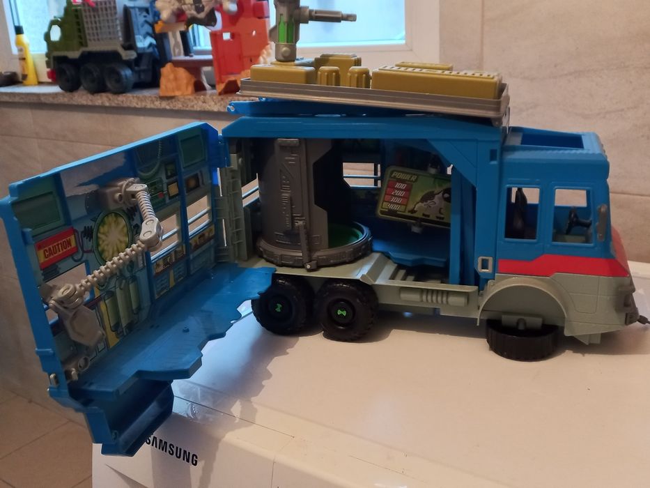 Brinquedo - carrinha do Ben 10