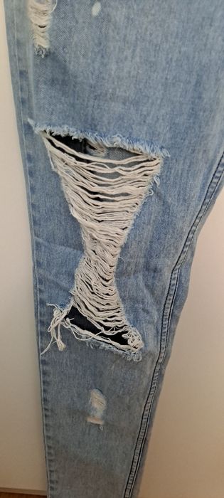 Niebieskie spodnie jeansowe z dziurami Missguided  r.36