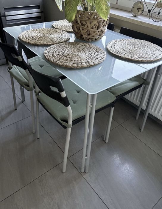 Stół szklany z krzesłami