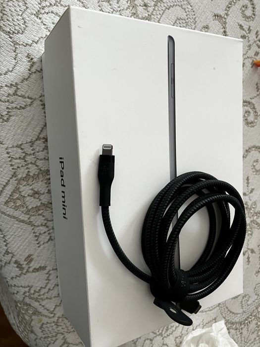 Ipad mini geração 5 com acessórios e capa dura