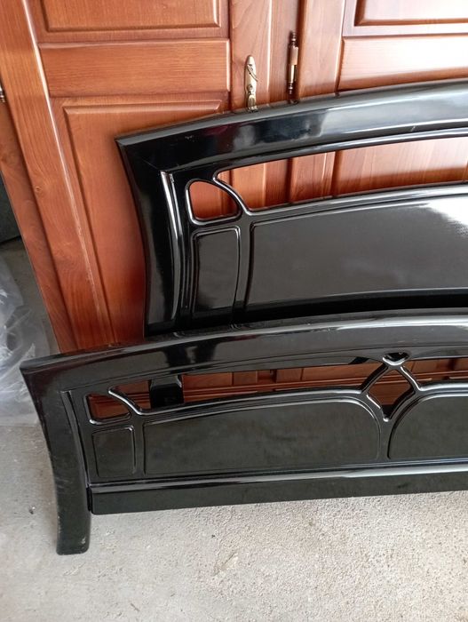 Cama pintada de preto, com 1 camiseiro pequeno 3gav.1 alto 5 gavetas