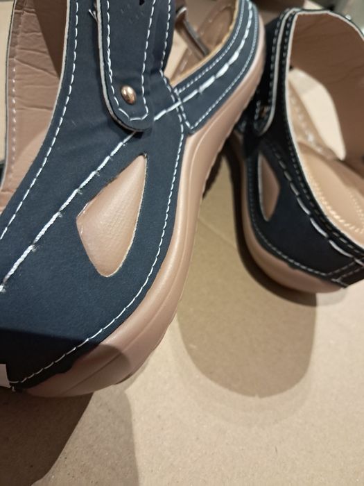 Klapki japonki na koturnie