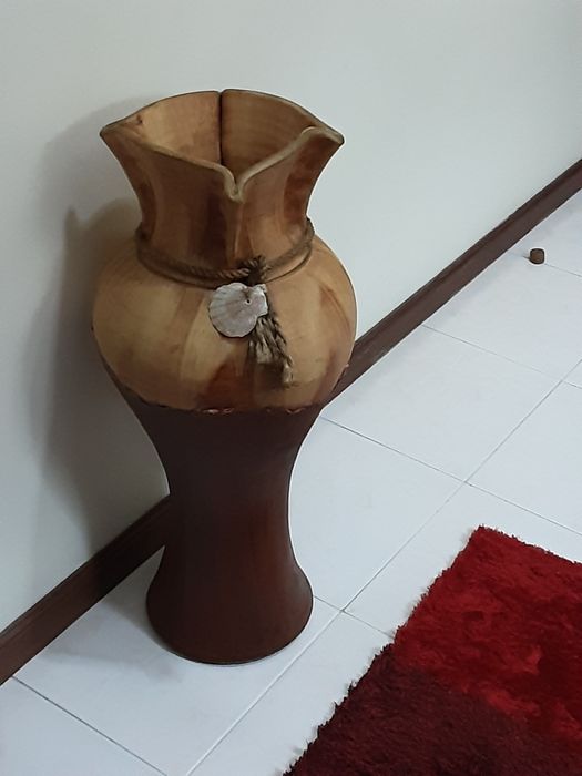 Jarrão  grande  80 cm altura em barro  pintado e concha
