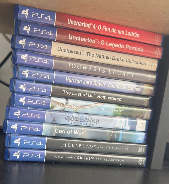 PlayStation 4 (1 TB) + 2 Comandos + 11 Jogos