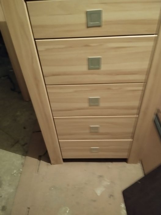 Komplet mebli  5 elementow witryna 60 cm szeroka ,wysoka, ,komody 3 sztuki,długa szafka wiszaca