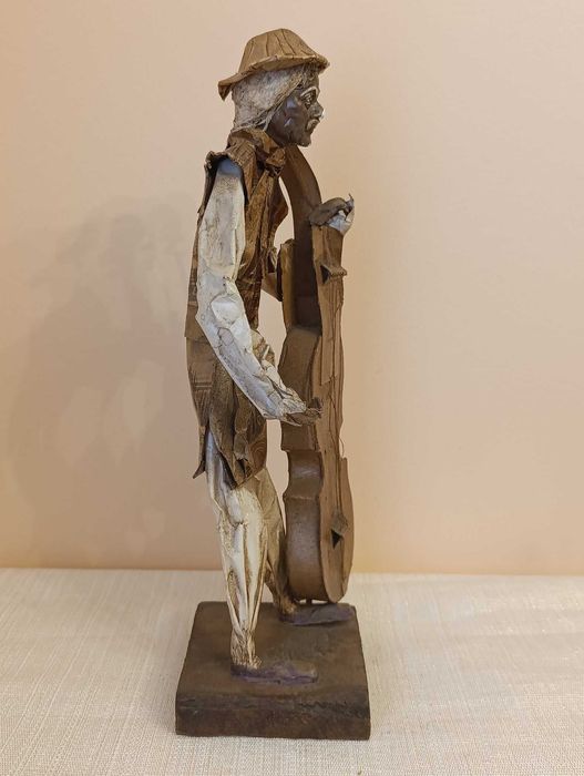 Figura artesanato homem com violoncelo em papel maché