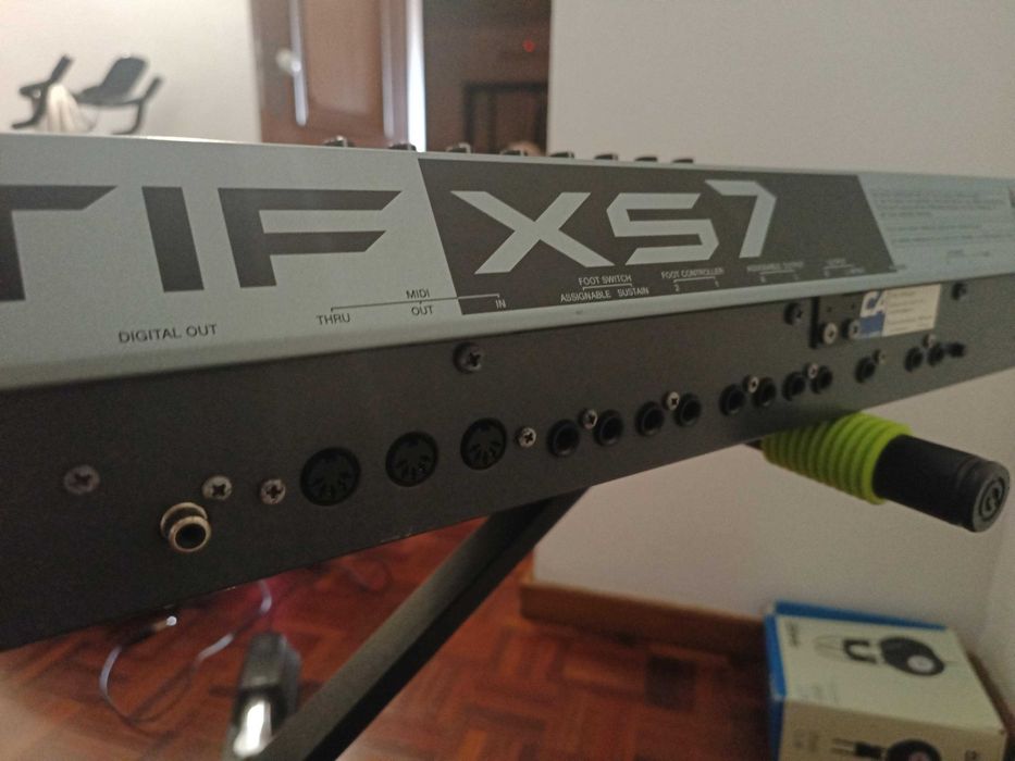 Yamaha Motif XS7 + Case de Madeira + Pedal FC4A — Workstation Profissional