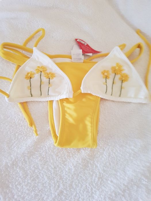 Biquini amarelo e branco