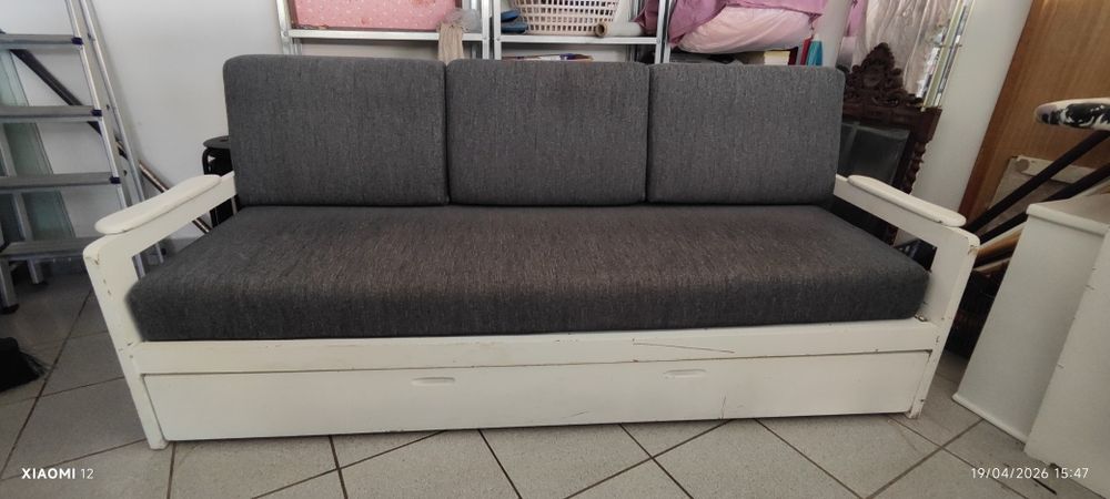 Sofá cama branco e cinzento