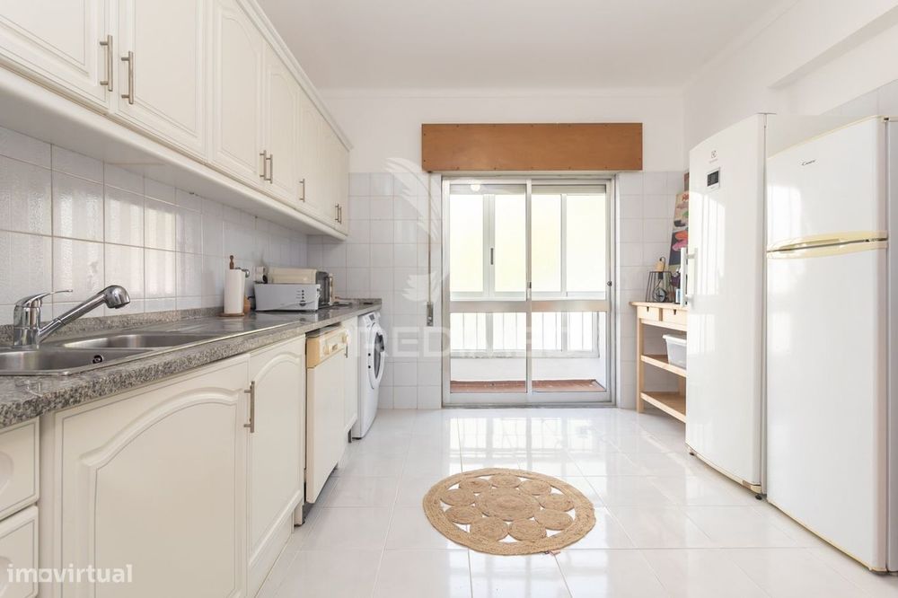 Apartamento T2 com 2 Marquises ,4 Caminhos em Setúbal.