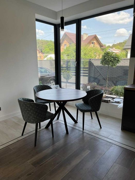 Продаж будинку, Брюховичі