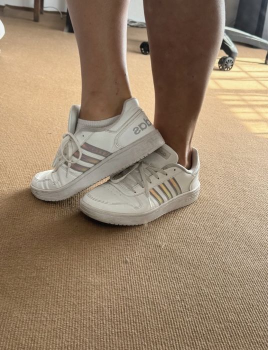 Sapatilha adidas branca com riscas prateadas