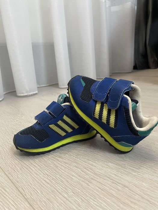 Яскраві дитячі кросівки Adidas Originals (серія ZX)