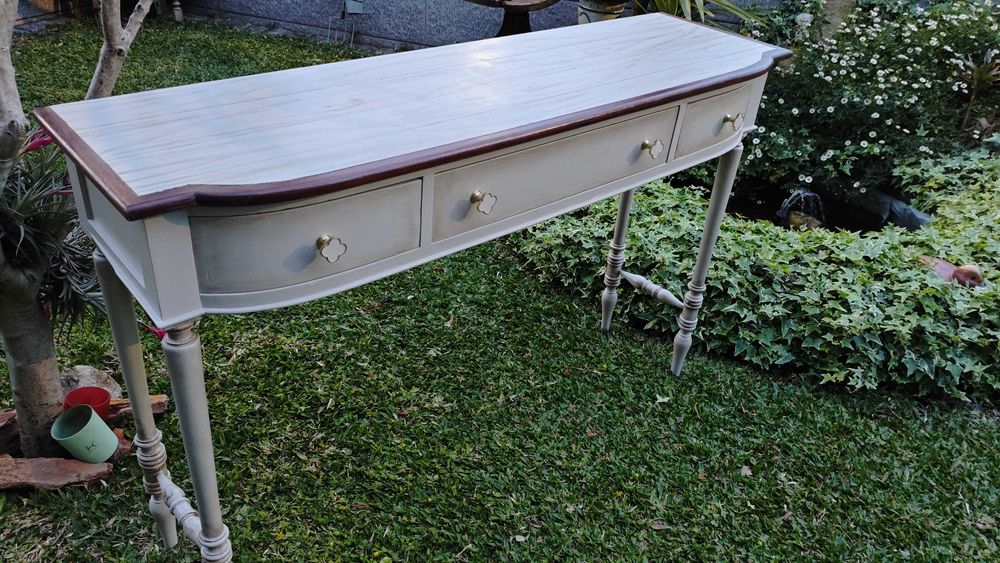 Bonito  e elegante móvel para hall ou corredor