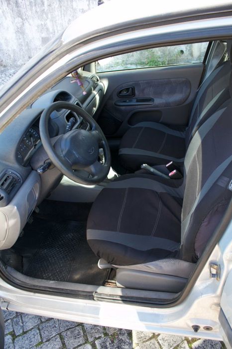 Renault Clio 1.2 (Ano 2000 / Mês 12) – Para Peças ou Reparação