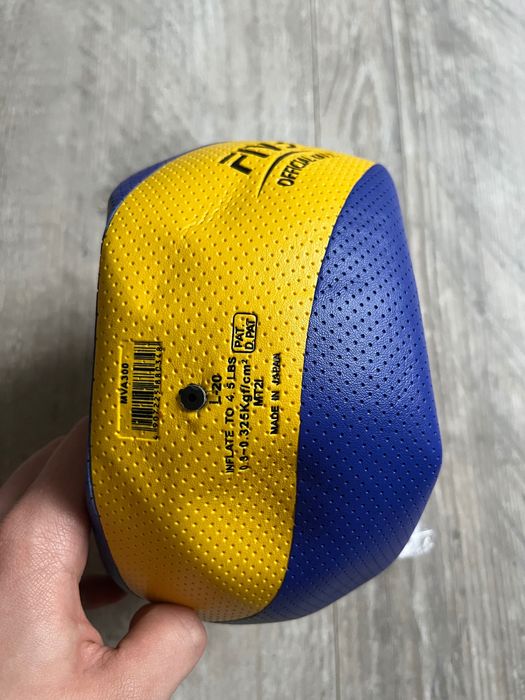 Piłeczka do siatkówki Mikasa mva300