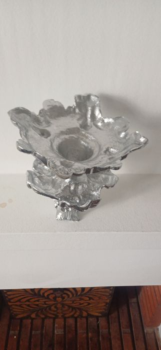 castiçais em metal . Para.