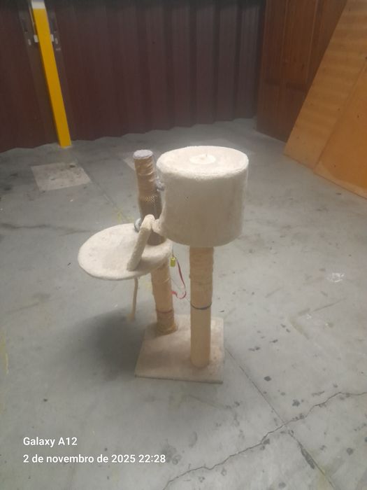 Arranhador e casota para gatos