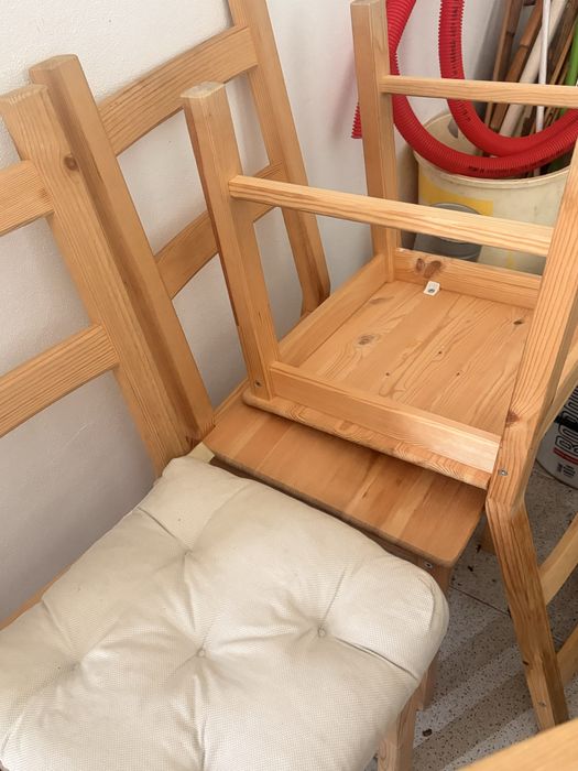 4 Cadeiras de madeira + almofadas