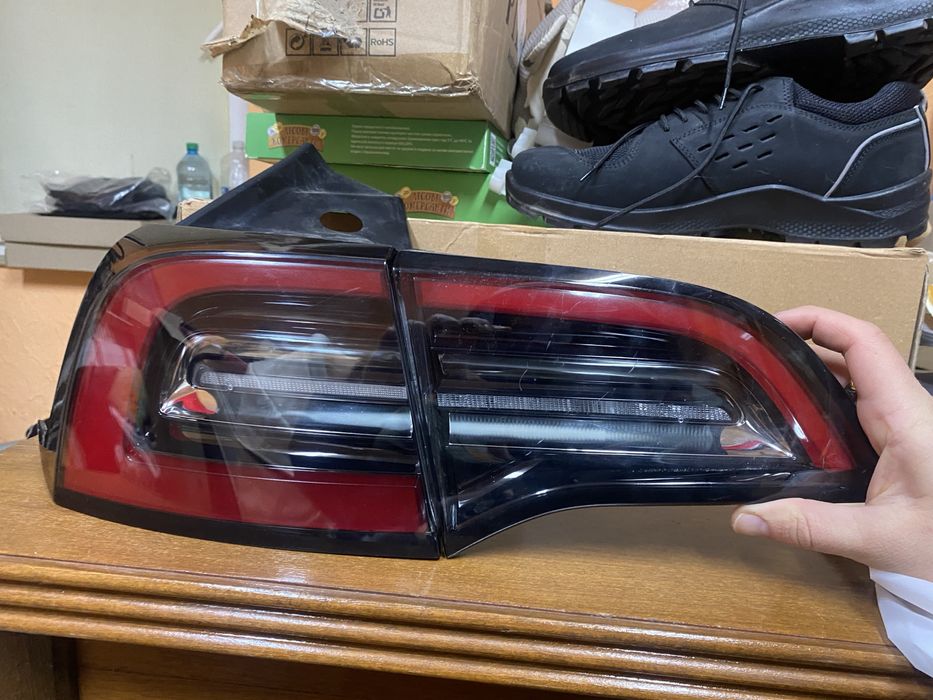 Фонарь (фара)  задній лівий Trsla Y 2023 року (4 pin) Америка