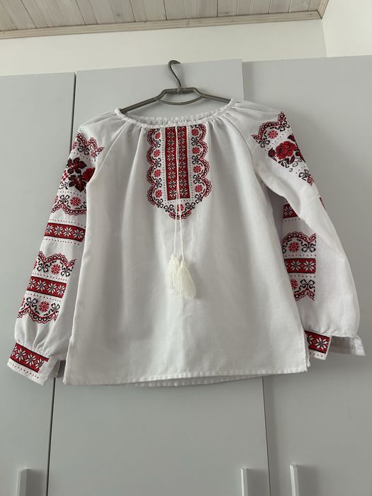 Вишиванка, вишита сорочка червоними і чорними нитками