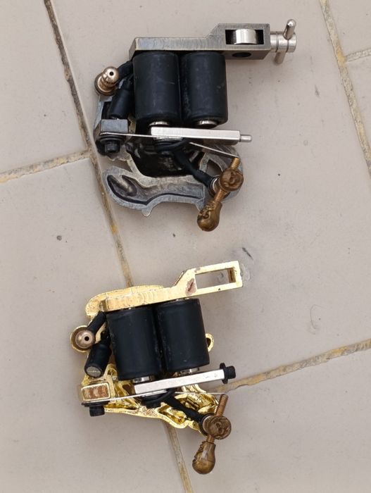 Duas máquinas de tatuagem