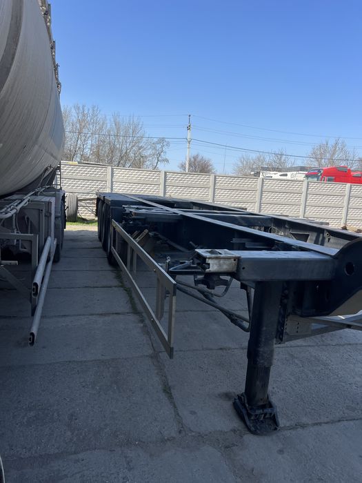 Напівпричіп контейноровоз