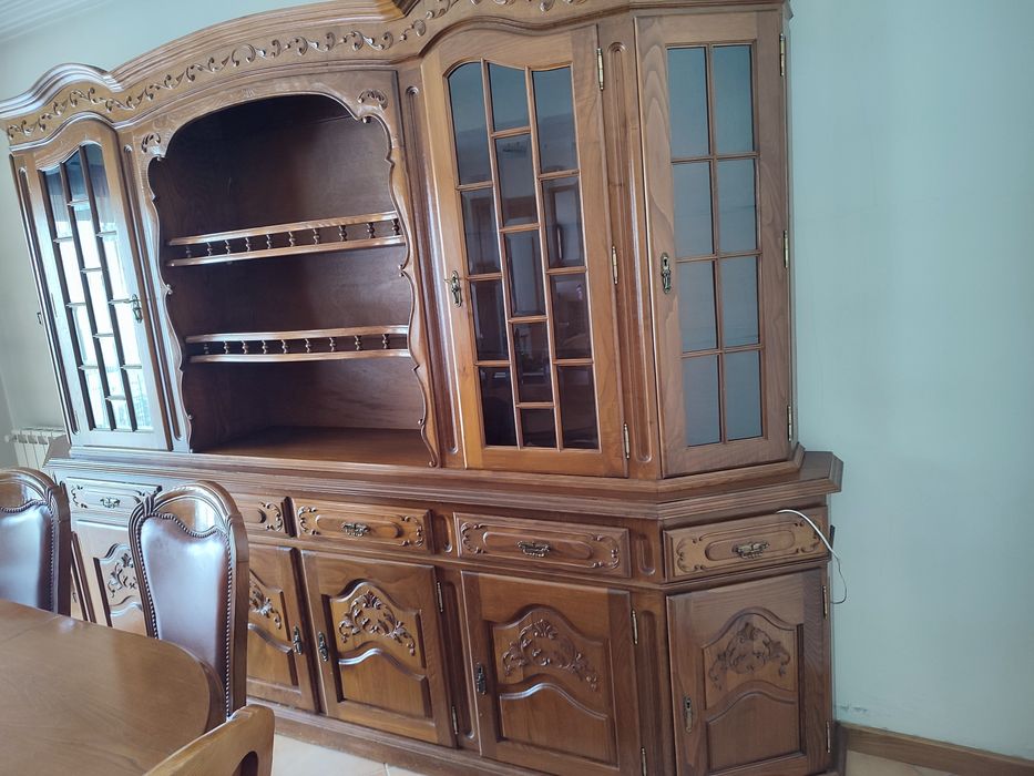 Móvel de sala com mesa e 6 cadeiras