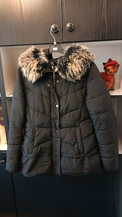 Roz.40 Czarna kurtka zimowa z kapturem z futerkiem