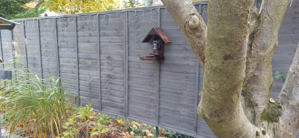 Karmnik Jack Daniels dla ptaków ze 100letnich desek