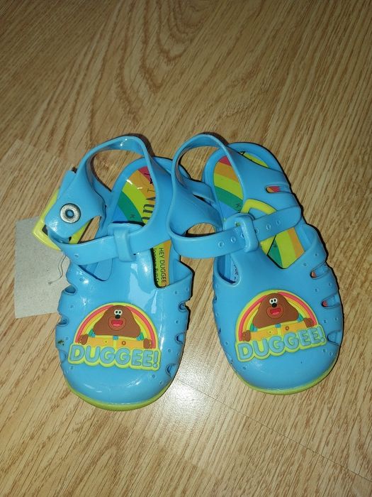 Nowe sandałki niemowlęce