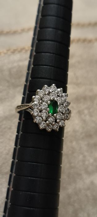 Anel em prata com pedra verde