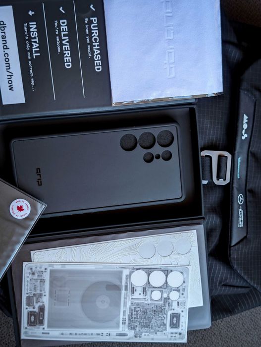 Премиальный чехол Dbrand "GRIP" для Samsung Galaxy S25 Ultra + 2 стильных скина