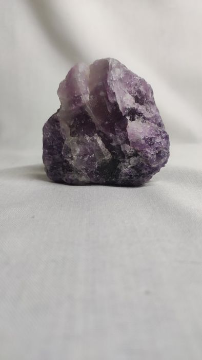 Натуральный камень флюорит.