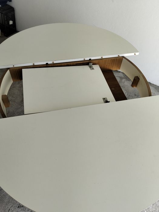Mesa branca redonda