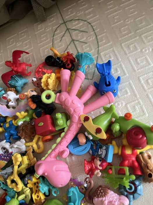 Кіндери, іграшки дитячі