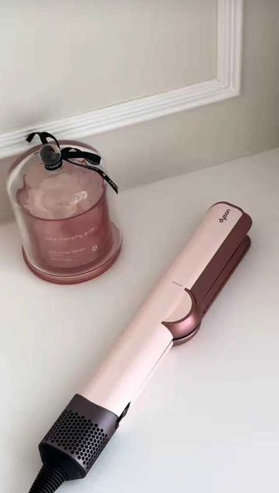 Nowa prostownica do włosów Dyson airstrait HT01