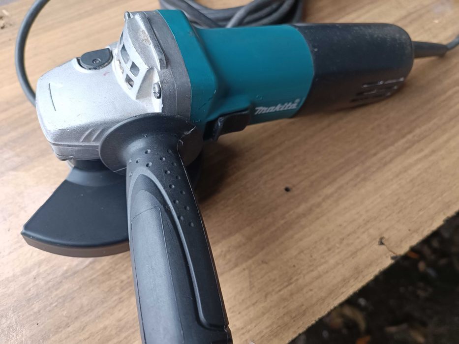 Болгарка (угловая шлифмашина) Makita 9558NB