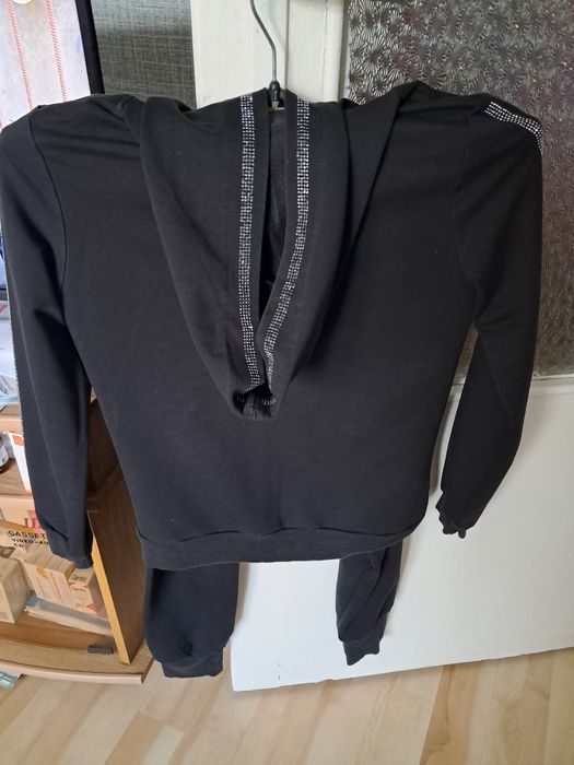 Dres damsk z długim rękawem.