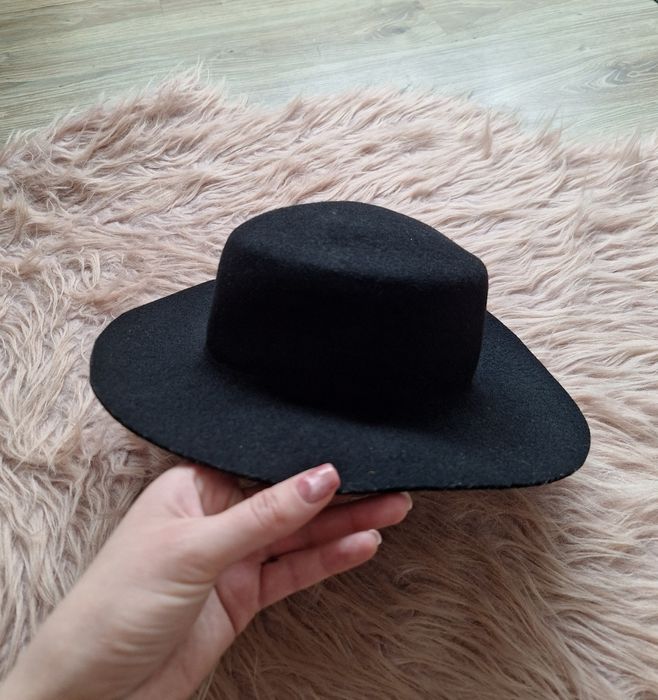 Piękny klasyczny czarny kapelusz na jesień