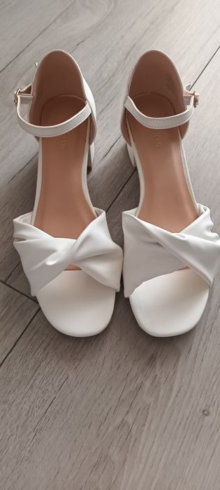 Ślubne buty białe rozm. 40, wkł. 26 cm, obcas 4 cm