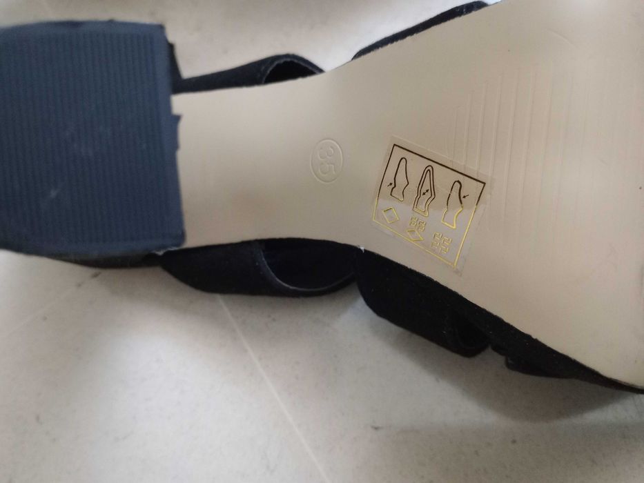 Sandálias em camurça pretas, número 35, usadas apenas uma vez.