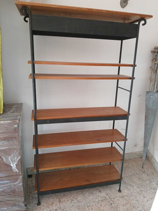 Estante octogono em ferro e prateleiras madeira