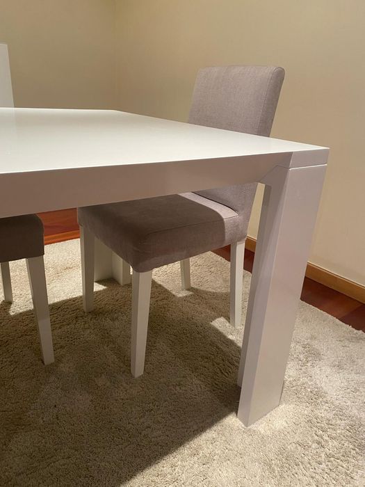 Mesa de jantar branca lacada (1,80x1,00) com 6 cadeiras bege
