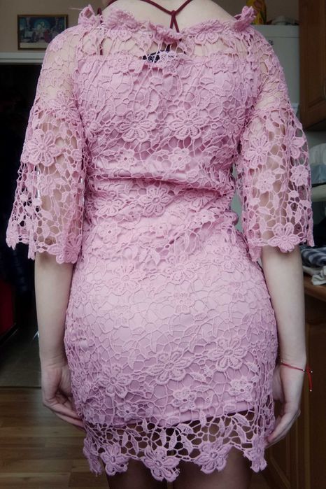 Różowa koronkowa sukienka w kwiaty