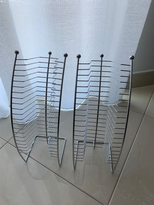 Prateleiras suportes para 40 DVD ou CDs. Como novas. Valor 15€