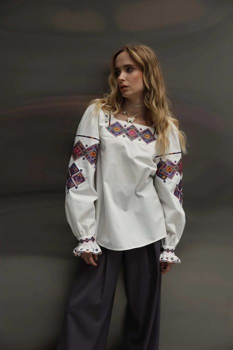 розкішна нова жіноча вишиванка SVARGA