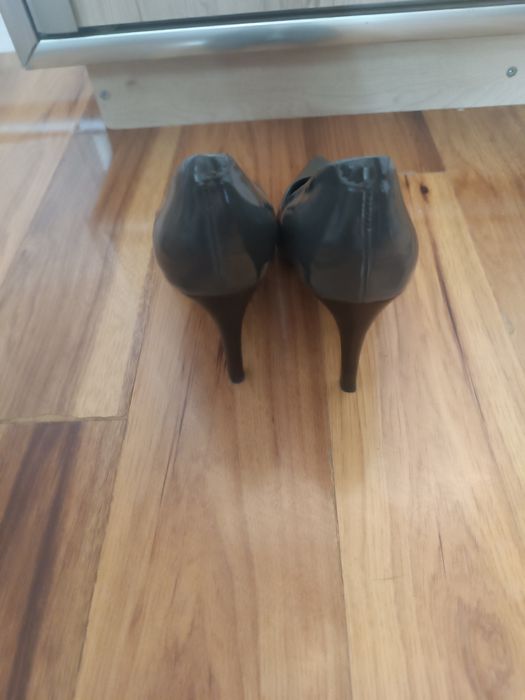 Szare szpilki lakierowane 37