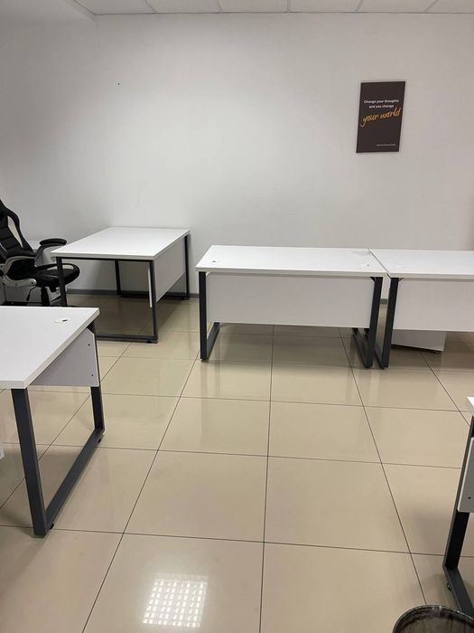 Стіл керівника менеджера багато